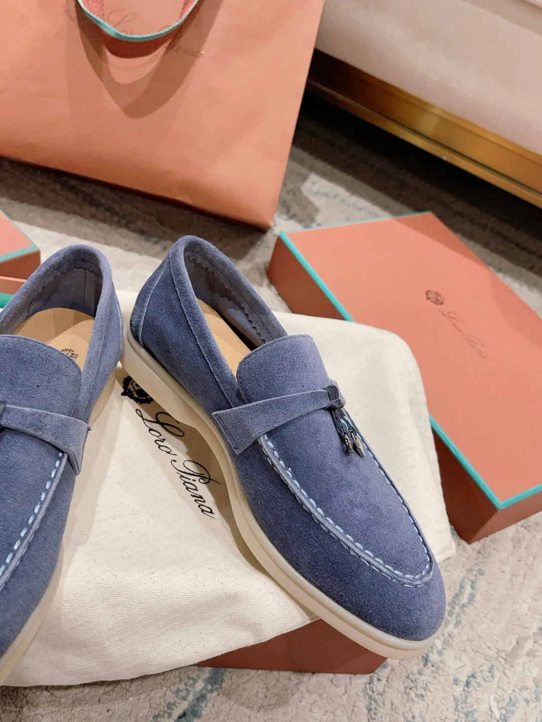 Factory price: 520💰4050 new color. Original purchase, 1⃣️: 1⃣️ folded and developed, Loro Piana professional model to try on feet, quality purchase level, flash sale of common products on the market, welcome to compare, original packaging. Fabric: Imported from Italy🐑High mercerized shearling, Lining: Hand-sewn mark thread in water-dyed cowhide imported from Italy🧵, high-end and elegant. Comfortable on the feet. Size: Women's 35-42 (41, 42) customized, non-returnable, men's 38-45 (46, 47, 48) customized, non-refundable. Fashionable boutiques that you can’t miss, a must-have item